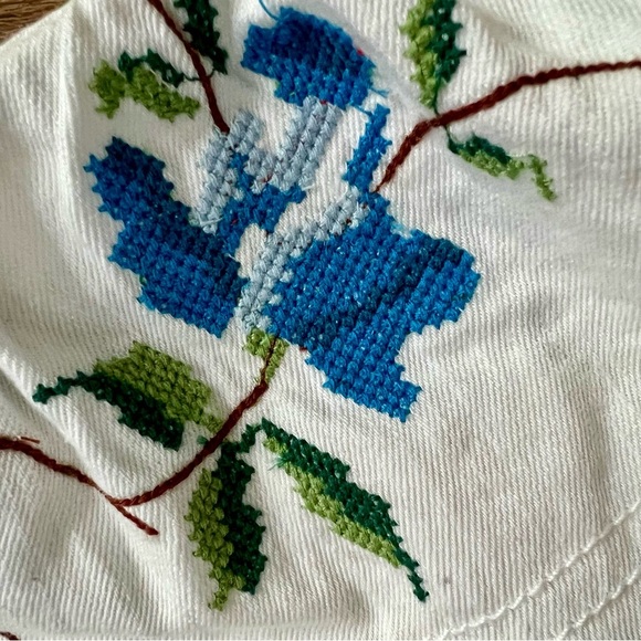 Pilcro white embroidered top size small - Picture 6 of 12